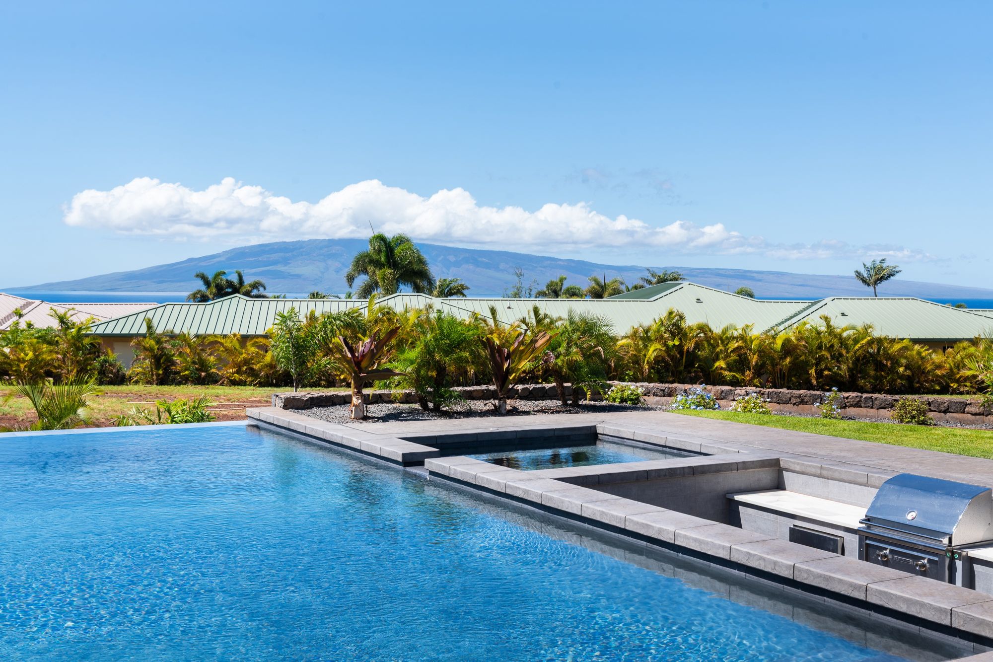 Infinity pool and spa toward Lānaʻi